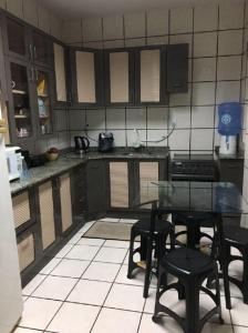 Dapur atau dapur kecil di Acesso fácil BR, shopping,supermercado e farmacias