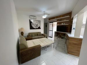 una sala de estar con un sofá y una mesa en Paraíso Condomínio Wembley Tênis G-302, en Ubatuba 157 fotos más