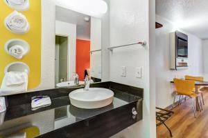 een badkamer met een wastafel en een spiegel bij Motel 6-Portland, OR - Tigard West in Tigard