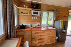 cocina con nevera y fregadero en una habitación en 壮观景色的宁静木屋, en Santa Ana 18 fotos más
