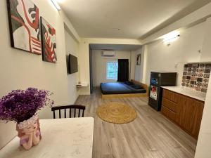 een keuken en woonkamer met een tafel en een bank bij Mobylette Sai Gon in Ho Chi Minh-stad