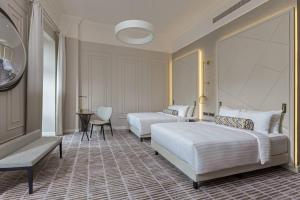 Rúm í herbergi á Tbilisi Marriott Hotel