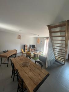 Televiisor ja/või meelelahutuskeskus majutusasutuses Les Buissonnets - Mer & Campagne - Maison de vacances - 2 chambres - 1 salon - 1 salle de bains - 1 cuisine - 72 m2