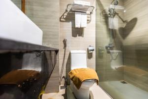 Ένα μπάνιο στο Golden Sun Apartment by New Sky Travel +50 φωτογραφίες