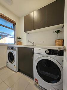 Kuchyň nebo kuchyňský kout v ubytování Azena Suites & Apartment