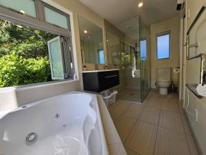 Koupelna v ubytování Azena Suites & Apartment