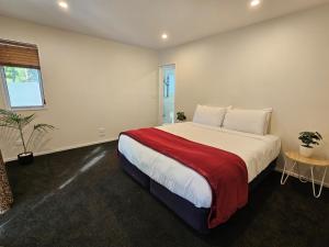 Postel nebo postele na pokoji v ubytování Azena Suites & Apartment