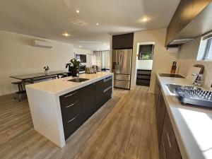 Kuchyň nebo kuchyňský kout v ubytování Azena Suites & Apartment