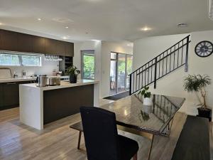 Kuchyň nebo kuchyňský kout v ubytování Azena Suites & Apartment