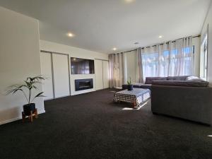 TV a/nebo společenská místnost v ubytování Azena Suites & Apartment