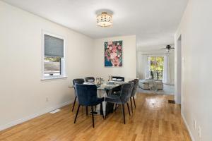 une salle à manger avec une table et des chaises dans l'établissement Spacious 4 bedrooms, 5 beds home - 3 Minutes to Downtown Moncton, à Moncton 15 autres photos