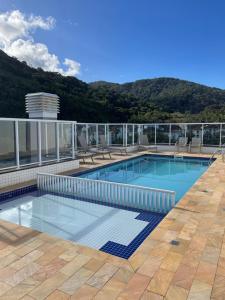 a swimming pool on the roof of a building at Ubatuba - Recanto Praia das Toninhas in Ubatuba