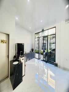 une grande pièce blanche avec une voiture garée dans un garage dans l'établissement VILLA 16 phòng ngủ - SONASEA - VÂN ĐỒN - sát biển - đầy đủ tiện nghi, à Thâm Câu