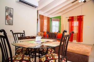Φωτογραφία από το άλμπουμ του Czar's Romantic Retreat-2 Bedroom Home and Pool σε Ocho Rios