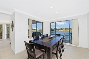 Vaade apartemendi lähedal voolavale jõele