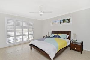 Voodi või voodid majutusasutuse Dolphins 2 7 Commodore Crescent toas