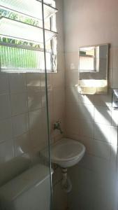 baño con lavabo, bañera y ventana en Chalé do Saulo, en Ilhabela