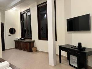 TV a/nebo společenská místnost v ubytování STONE AGE Boutique