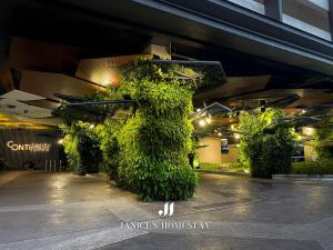 un edificio con un montón de plantas verdes en Continew Residence by Janice's Homestay, en Kuala Lumpur 229 fotos más
