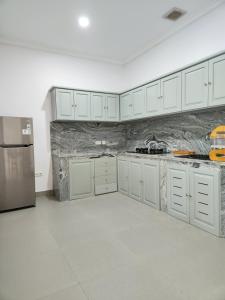 Kuchyň nebo kuchyňský kout v ubytování Rumah Kanyuru