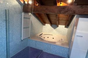 Fotografia z galérie ubytovania Casa con jacuzzi v destinácii Mompía