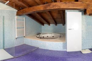 Fotografia z galérie ubytovania Casa con jacuzzi v destinácii Mompía