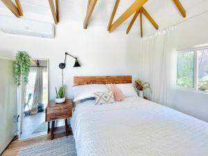 Ένα ή περισσότερα κρεβάτια σε δωμάτιο στο Sunny Days Tiny House with private entrance, pool and view