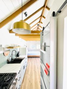 Η κουζίνα ή μικρή κουζίνα στο Sunny Days Tiny House with private entrance, pool and view