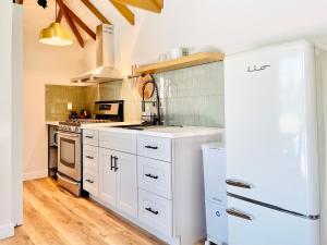 Η κουζίνα ή μικρή κουζίνα στο Sunny Days Tiny House with private entrance, pool and view