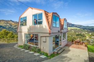 Casa con vistas a las montañas en New Farm - Akaroa Holiday Home, en Akaroa