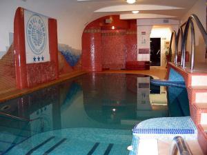 a large swimming pool in a hotel with a pool at Duna Wellness Hotel in Baja