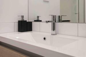 Ένα μπάνιο στο Central Location New Luxury Secure Park 3 Mins CBD +13 φωτογραφίες