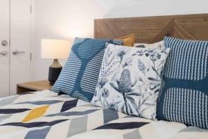 Ένα ή περισσότερα κρεβάτια σε δωμάτιο στο Central Location New Luxury Secure Park 3 Mins CBD