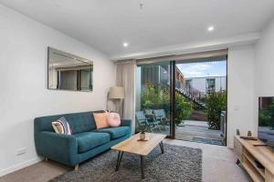 Μια τηλεόραση ή/και κέντρο ψυχαγωγίας στο Central Location New Luxury Secure Park 3 Mins CBD