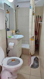 a bathroom with a pink toilet and a sink at Ultracentral free private parking in Ploieşti