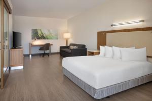 Postel nebo postele na pokoji v ubytování SpringHill Suites Orange Beach at The Wharf