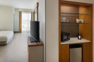 Postel nebo postele na pokoji v ubytování SpringHill Suites Orange Beach at The Wharf