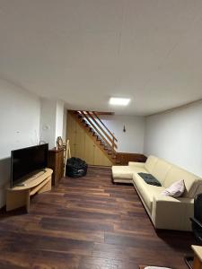 Μια τηλεόραση ή/και κέντρο ψυχαγωγίας στο House apartment Baby L - near the Railway Station +12 φωτογραφίες