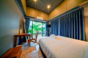 a bedroom with a bed and a desk and a window at 189summer villa曼谷中心Asok&Thong Lor顶级豪宅庄园泳池别墅 in Bangkok +64 photos