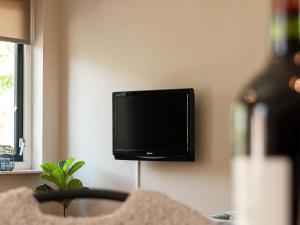 TV a/nebo společenská místnost v ubytování Cozy Forest-Edge Getaway