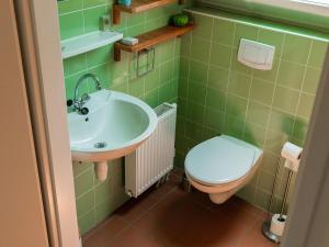 Koupelna v ubytování Cozy Forest-Edge Getaway + 32 fotografií