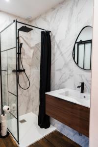 Ένα μπάνιο στο Studio design et coloré au coeur de Saumur
