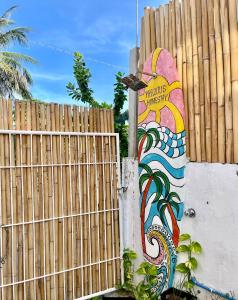 une clôture avec une peinture sur le côté d'un mur dans l'établissement Precious Homestay-Family Room, à Burgos 5 autres photos