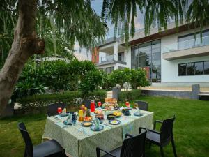 einen Tisch mit Nahrung vor einem Gebäude in der Unterkunft amã Stays & Trails Nilaya Amaltaas Villa, Udaipur in Udaipur