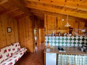 una cucina con bancone e lavandino in una stanza di Las Casucas a Villegar Altre 22 foto