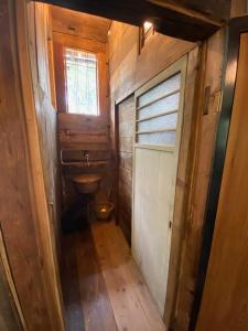 حمام في エシカルな島のリトリート宿 古道具と手仕事の宿ねまりや