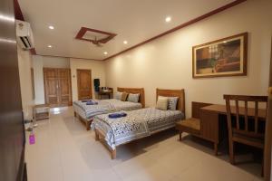 Una cama o camas en una habitación de MVT Guesthouse & Restaurant