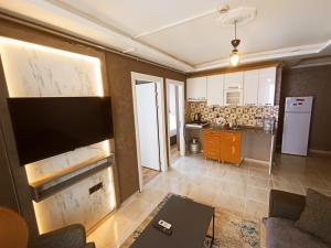 Η κουζίνα ή μικρή κουζίνα στο Aslan Suit Otel