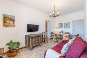 TV a/nebo společenská místnost v ubytování Casa La Prensa - Alpujarra