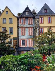 an old house with red and yellow windows at Morlaix Hyper Centre Charme in Morlaix